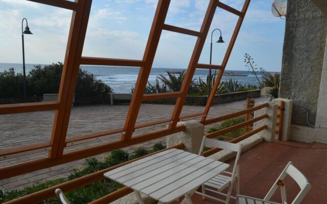 Seafront holiday home twenty meters from the western shore of Sardinia in S'archittu Beach-Casa del Giglio