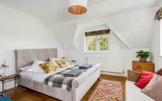 Spacious & Stylish Cotswold Family home