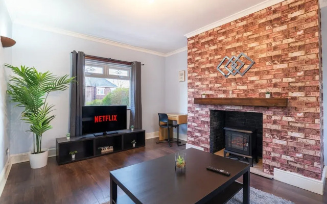 Stylish 3 Bed House-free Parking