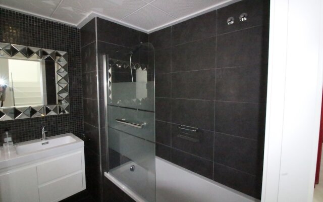 Villa con piscina Activa28