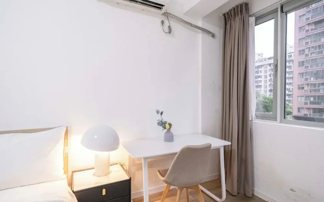 Tyms 4BR 2BA APT Riverside