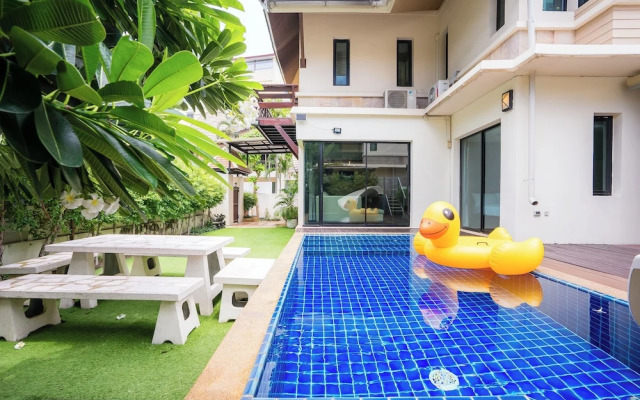 Natcha Pool Villa by Warin