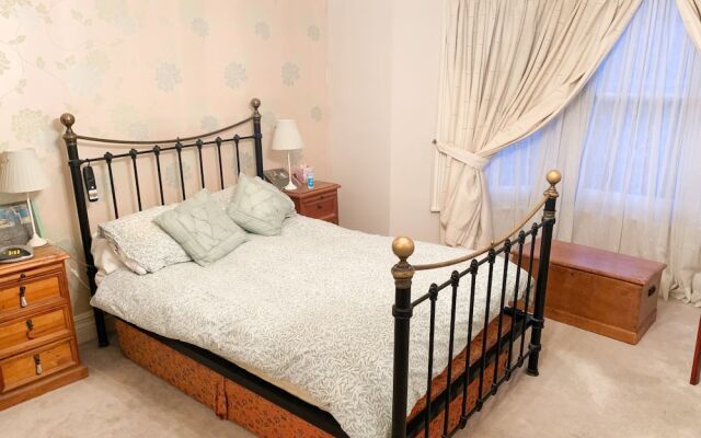 3 Bedroom House With Free Parking