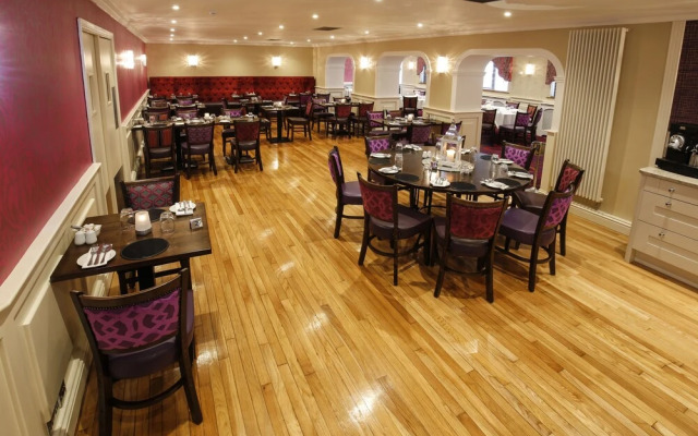 The Valley Hotel & Carriage Gardens