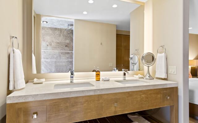 Poolside Fun King Suite