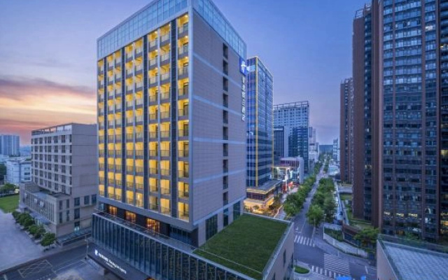 Holiday Inn Express Shenzhen Baolong Metro Station By IHG