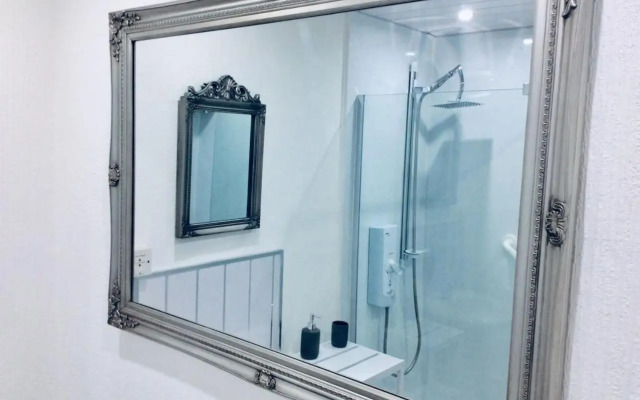 The Lion'S Den On Royal Street