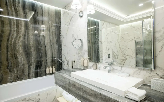 Tresor Le Palais Timisoara, Curio Collection By Hilton