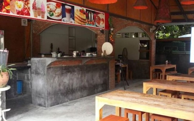 Wok & The Much Rooms - Hostel