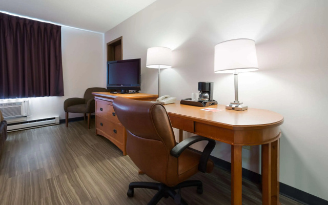 Econo Lodge Inn & Suites Escanaba North