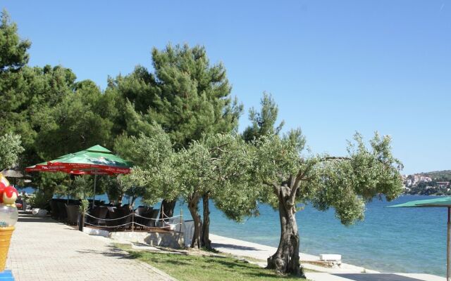 Tidy Apartment With Wifi, 4 km From City of Trogir