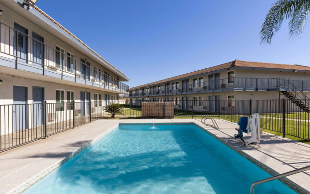 Days Inn by Wyndham Bakersfield