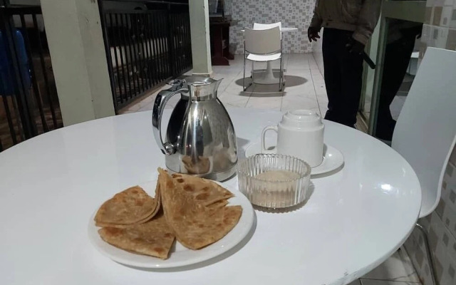Famko Annex 4 bed House With Large Garden & Shed