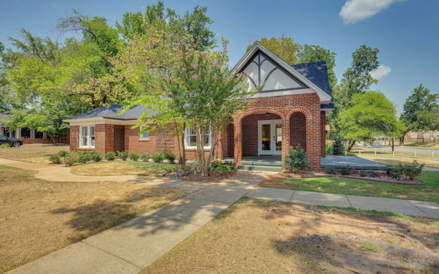 Walk to Bergfeld Park: 1928 Azalea District Home