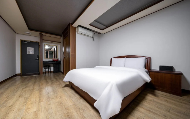 F1 Hotel