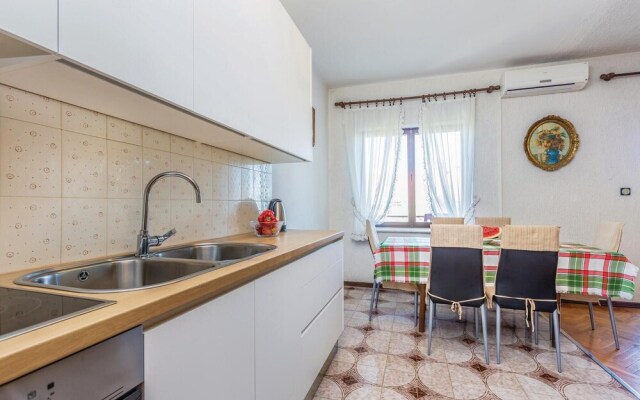 Stunning Apartment in Malinska With 3 Bedrooms and Wifi