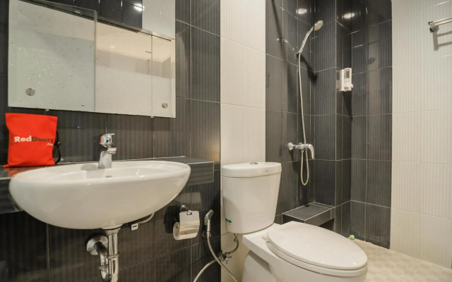 RedDoorz Plus near Soekarno Hatta Airport 2