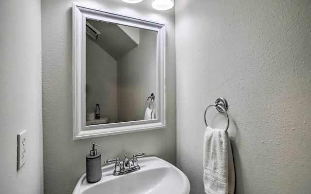 Spacious Houston Getaway < 18 Mi to Downtown!