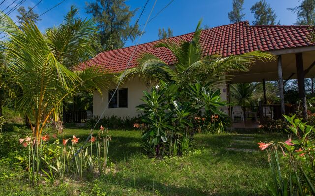 Pranee Beach Bungalows
