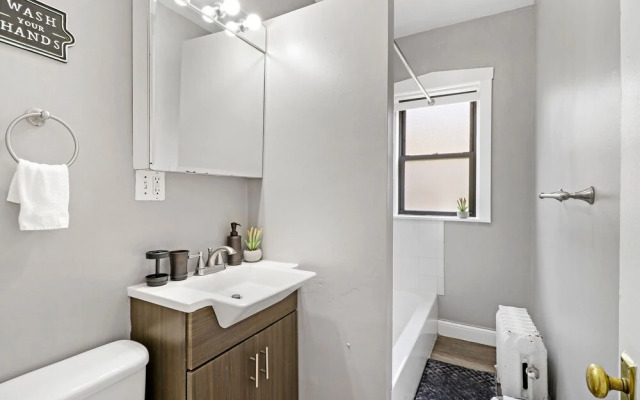 3BR Sunny and Spacious Apt in Lakeview