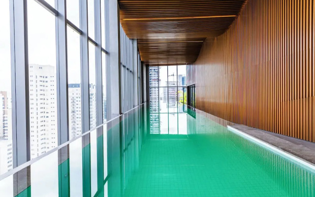 Vista incrível com piscina e AC