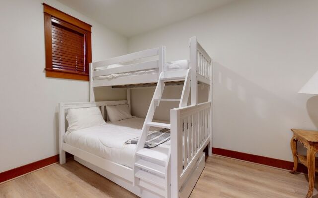 Timbers 6 Updated and Pet-Friendly, Private Jacuzzi, Private Garage by RedAwning