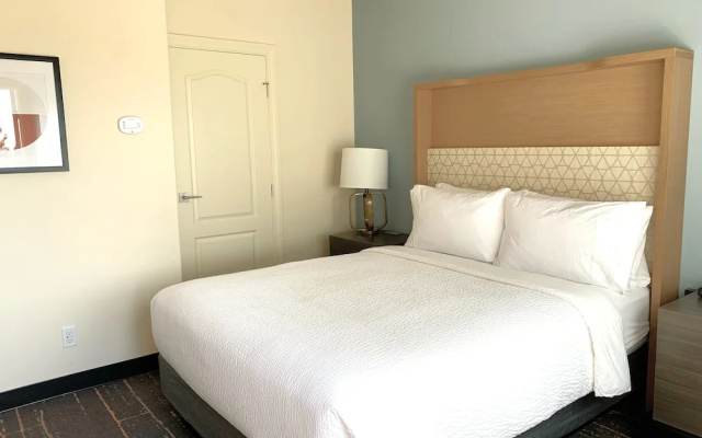 Elk Lake Inn & Suites Victoria
