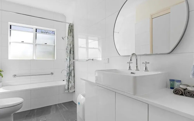 Beachside 2-bed Apartment With Secure Parking