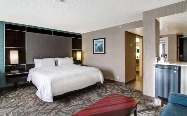 Hampton Inn & Suites by Hilton Calgary-Airport