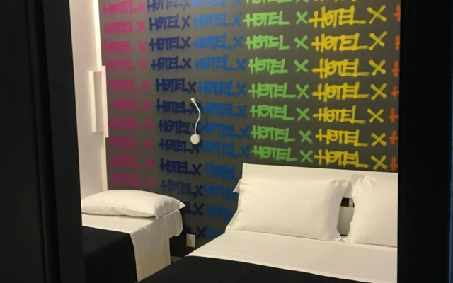 Hotel X