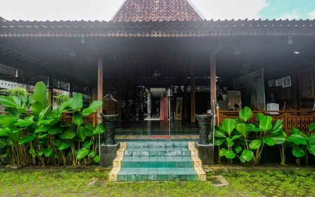 OYO 594 Joglo Manggisan Syariah