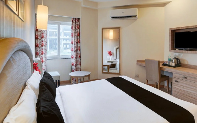 Elegant Stays With Rooftop Restro and Hill View