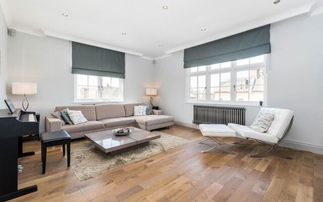 Spectacularly Stylish 2 Bed Flat Heart of Fulham