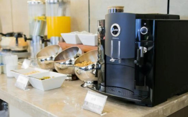 Ease Hotel (Shenyang University of Aeronautics and Astronautics Metro Station)