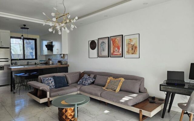 Serene Three-bedroom Retreat in Unforgettable Setting