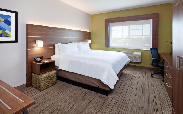 Holiday Inn Express & Suites Tulare, an IHG Hotel