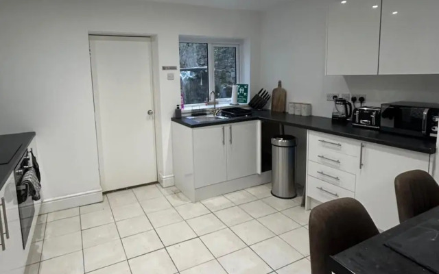 Modern Cosy Spacious 4 Bedroom House