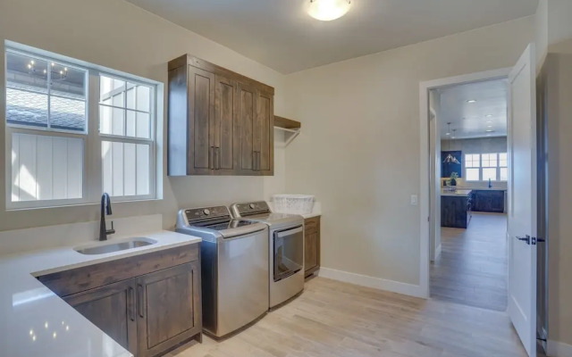 Spacious Utah Escape w/ Balcony & Mountain Views!