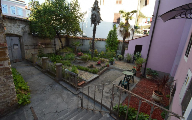 Secret Garden Apartment