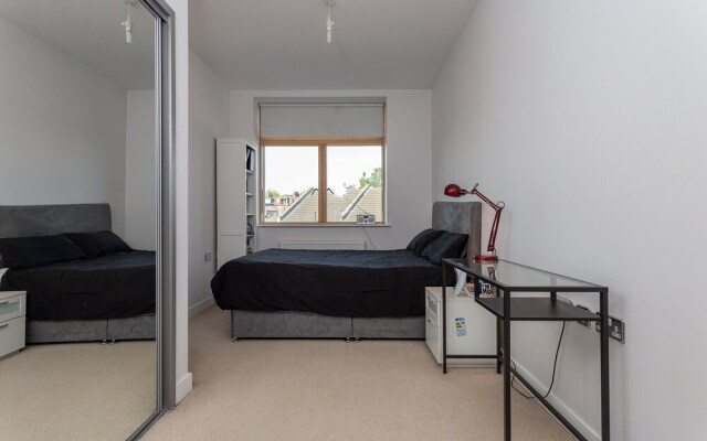 2 Bedroom Apartment in West Hampstead With Balcony