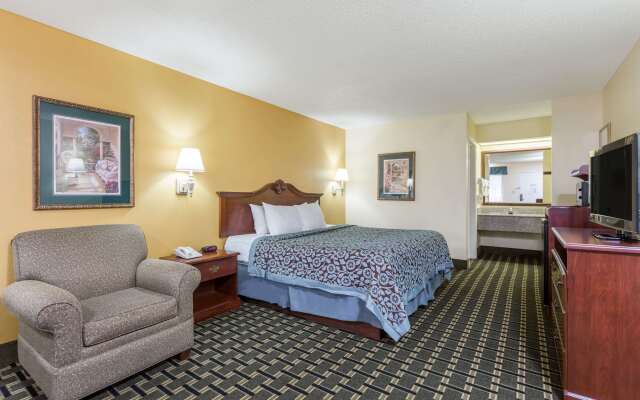 Days Inn & Suites by Wyndham Warner Robins Near Robins AFB