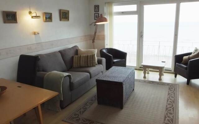 Strandways Court 8