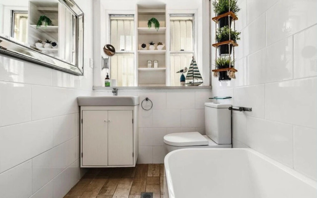 Bright Beachside Apartment in Bondi