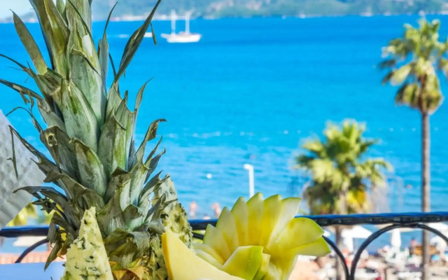 Aurasia SeaSide Hotel