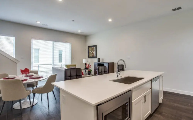 Upscale 2 bedroom Dallas TownHome