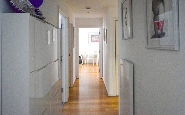 Modern 2 Bedroom Apartment with Balcony On The Canal