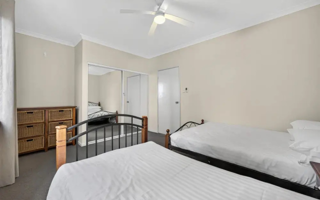 Serene 2-bed Apartment by the Canal