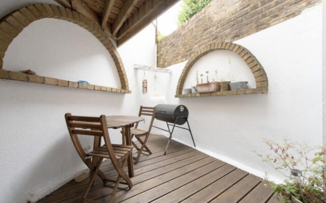 NEW Charming 1BD House With Patio in London