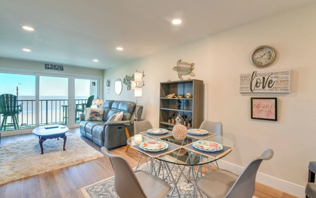 Galveston Beachfront Condo: Balcony & Pool Access!