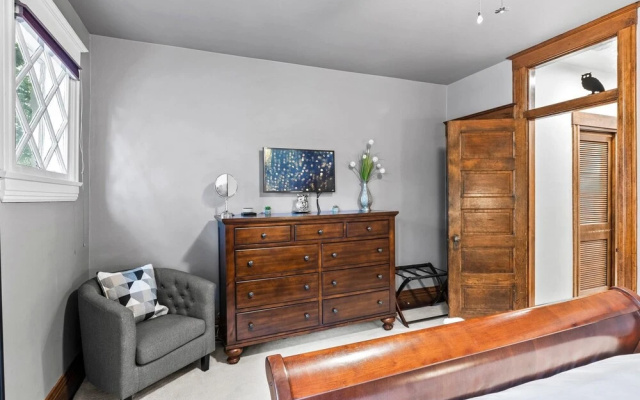 Cap Hill 3-bedroom Garage Parking With Backyard